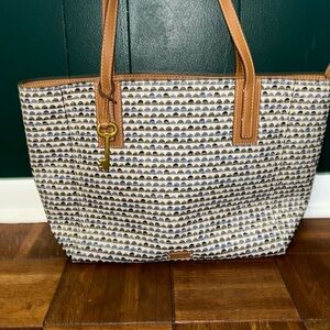 Large fossil tote great condition. All threads in great shape